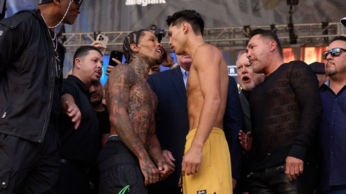 Davis and Garcia face off at the final weigh in on April 21, 2023 in Las Vegas. (Esther Lin/SHOWTIME)